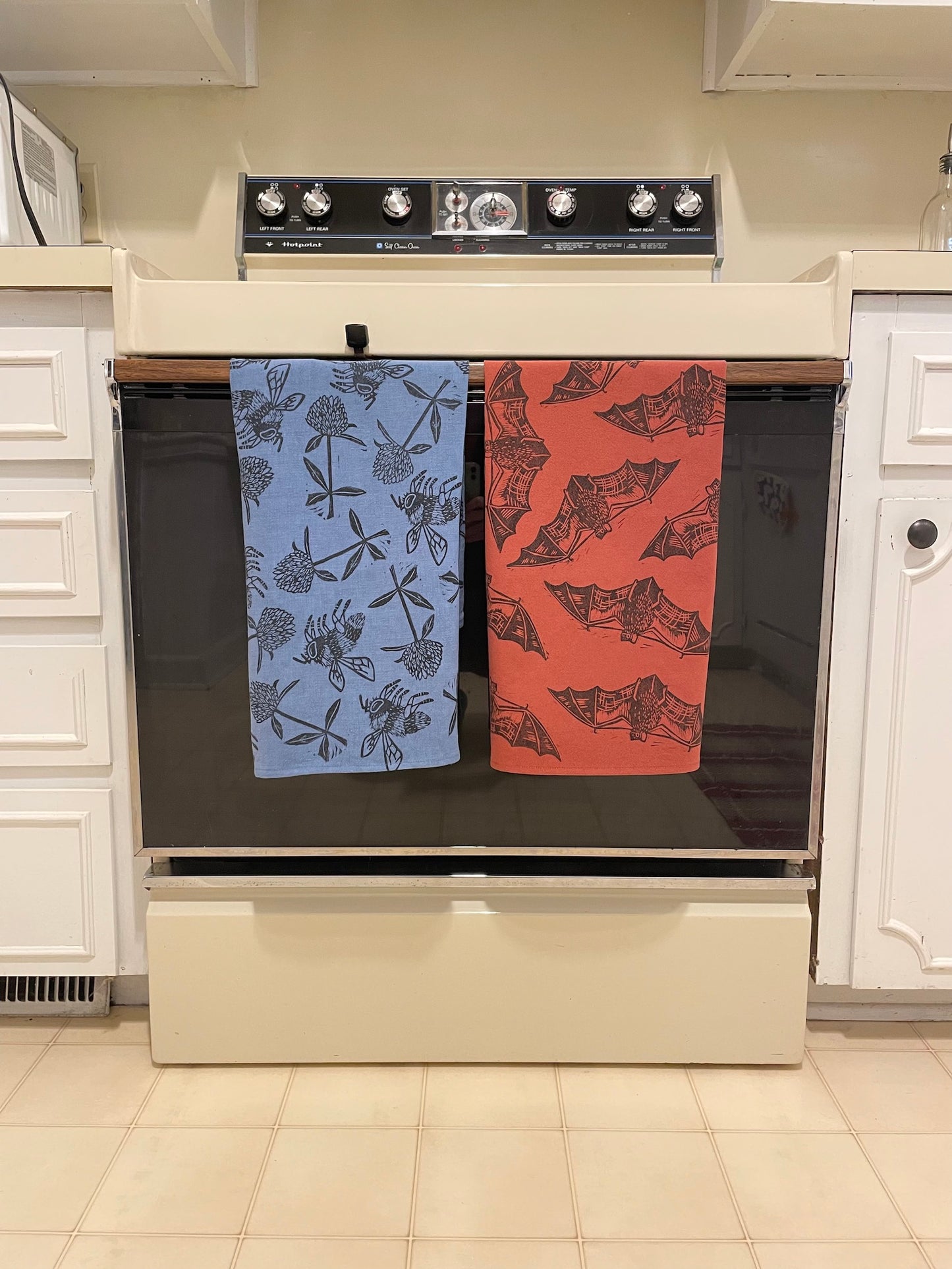 Linen Tea Towel: Bumble Bee on Cornflower